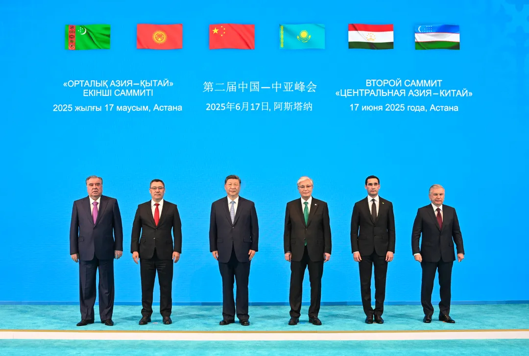 Chinese President Xi Jinping poses for a group photo with leaders of five Central Asian countries participating in the second China-Central Asia Summit in the Kazakh capital of Astana on June 17, 2025. Photo Xinhua.jpg